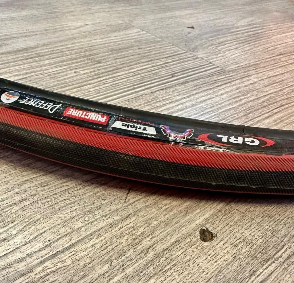 GRL 700X23 YARIŞ YOL BİSİKLETİ 1 MM ZIRHLI RENKLİ DIŞ LASTİK SİYAH-KIRMIZI